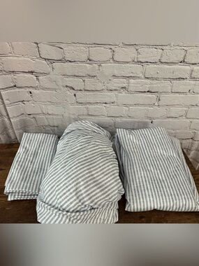 King Polyester Sheet Set - 2 Pillow Cases, Fitted Sheet, Top Sheet Blue and Whit